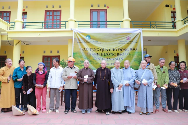 Chư Ni Phân ban Ni giới T.Ư trao quà đến bà con vùng lũ tỉnh Lạng Sơn