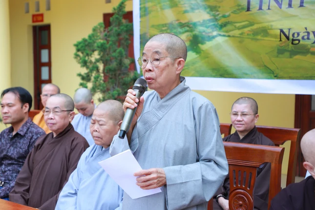 Ni trưởng Thích nữ Nhật Khương thay mặt đoàn có lời thăm hỏi, chia sẻ và động viên bà con