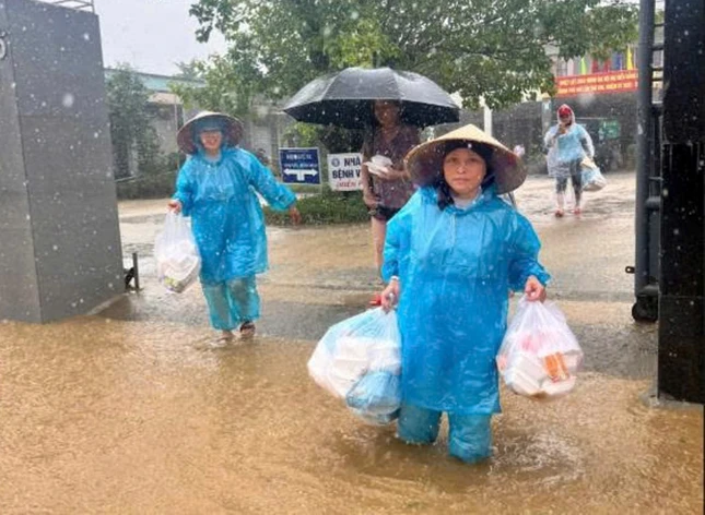 Vượt lũ đem những suất cơm đến cho người dân Vượt lũ đem những suất cơm đến cho người dân