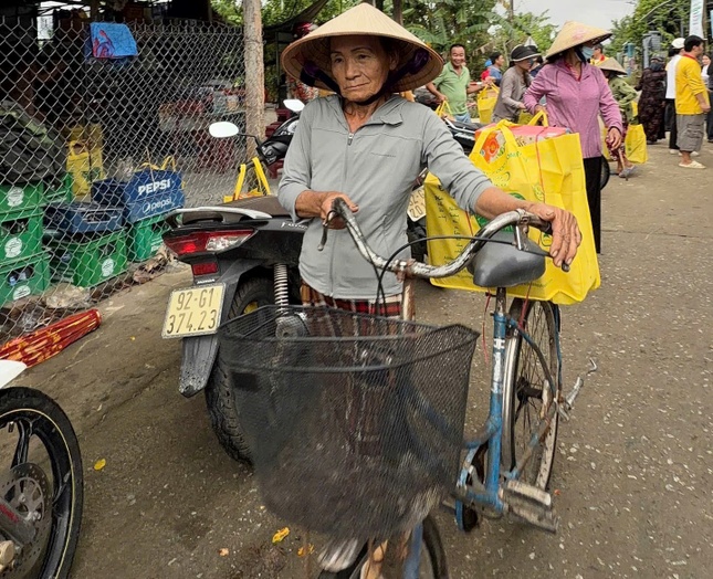 Những phần quà chia sẻ kịp thời đến những hộ khó khăn do ảnh hưởng bởi bão lũ - Ảnh: T.N Những phần quà chia sẻ kịp thời đến những hộ khó khăn do ảnh hưởng bởi bão lũ - Ảnh: T.N