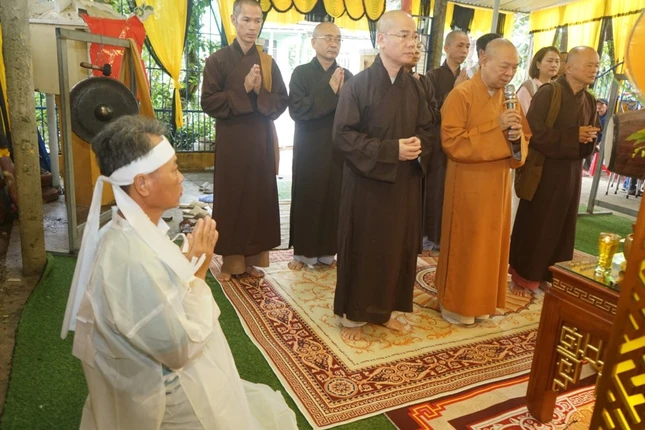 Đoàn cũng đã đến viếng tang và chia buồn cùng gia đình Phật tử Tăng Xuân