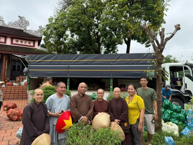 Đoàn Ban Từ thiện xã cùng Phân ban Ni giới Phật giáo tỉnh Lâm Đồng