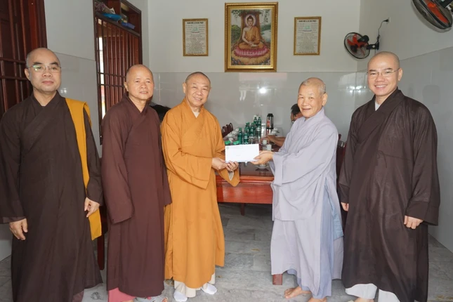 Chia sẻ với một ngôi chùa bị thiệt hại do bão lụt