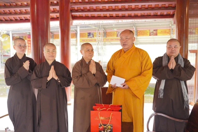 Ni sư Thích nữ Như Hiền, trưởng đoàn được sự giúp đỡ của Thượng tọa Thích Tâm Đình, Trưởng ban Trị sự GHPGVN tỉnh Thanh Hóa để trao quà đến bà con địa phương