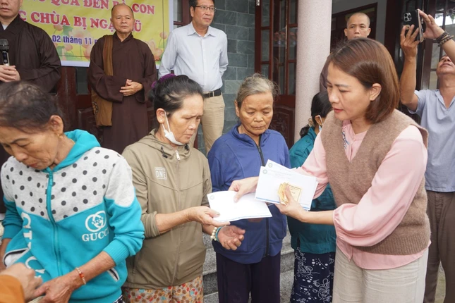 Bà Trần Thị Mẫn, Phó Chủ tịch Ủy ban MTTQVN TP.Đà Nẵng trao quà đến bà con