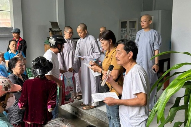 Đoàn trao quà đến bà con khó khăn vùng bão lụt Đoàn trao quà đến bà con khó khăn vùng bão lụt