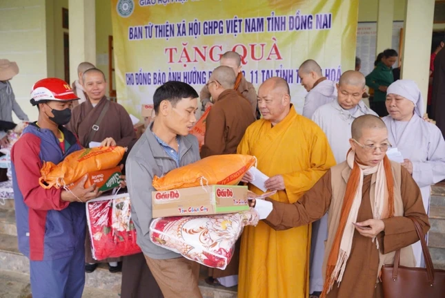 Thượng tọa Thích Tâm Định trao quà đến bà con địa phương