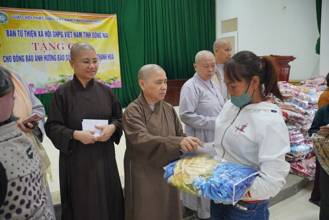 Ni sư Thích nữ Như Hiền trao quà đến những gia đình khó khăn trong vùng bão lũ