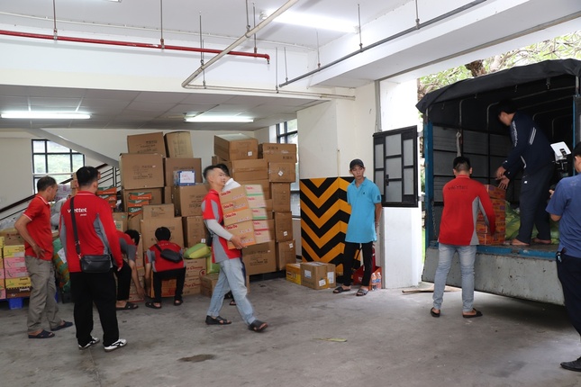 Ủy ban MTTQVN - Ban Vận động Cứu trợ TP.HCM chuyển hàng cứu trợ đến các tỉnh miền Trung