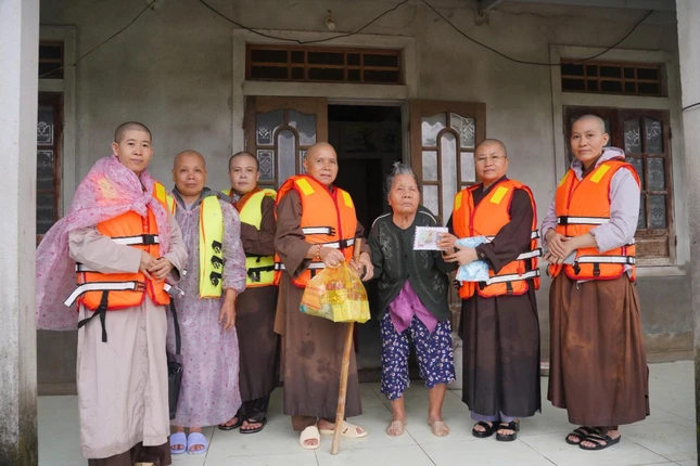 Trao quà chia sẻ đến những hoàn cảnh khó khăn do lũ lụt tại xã Quảng Điền, TP.Huế