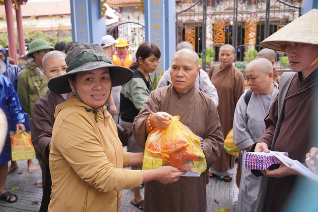 Ni sư Thích nữ Như Hiền trao quà đến bà con bị ảnh hưởng lũ lụt tại Huế