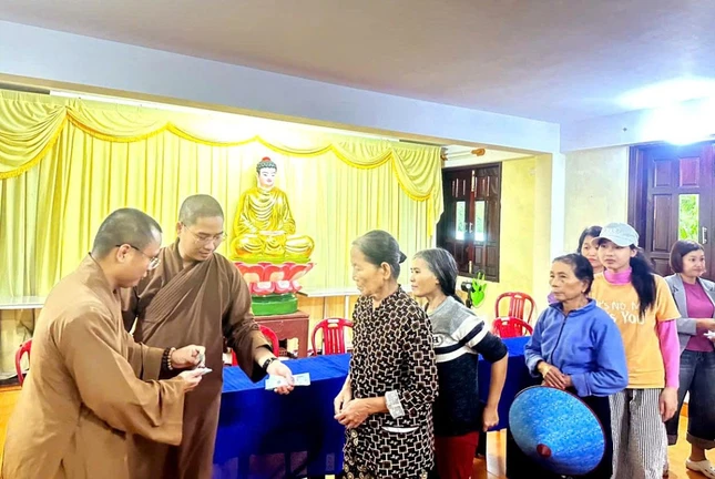 Thành viên đoàn trao quà đến bà con xã Nông Sơn