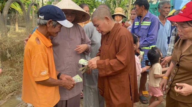 Đoàn trao quà đến bà con tại thôn Hà Nhuận, xã Duy Xuyên