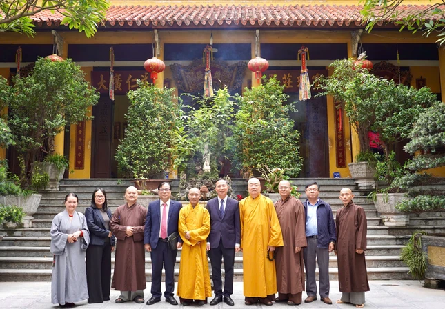 Phái đoàn chụp ảnh lưu niệm trước Trụ sở Trung ương GHPGVN - chùa Quán Sứ