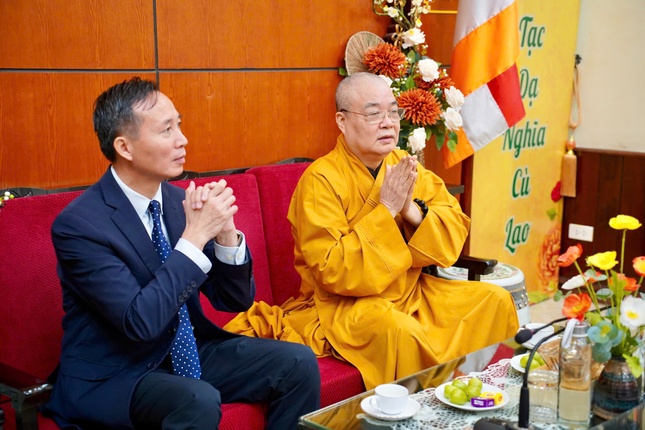 Trưởng lão Hòa thượng Thích Thanh Nhiễu tiếp ông Vũ Hoài Bắc