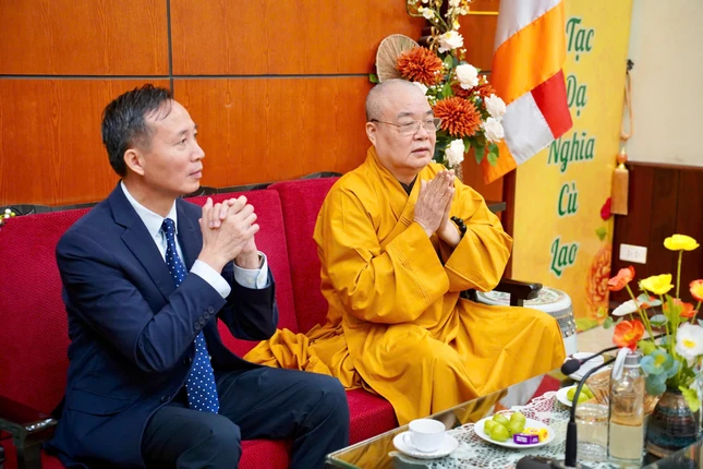 Trưởng lão Hòa thượng Thích Thanh Nhiễu tiếp ông Vũ Hoài Bắc