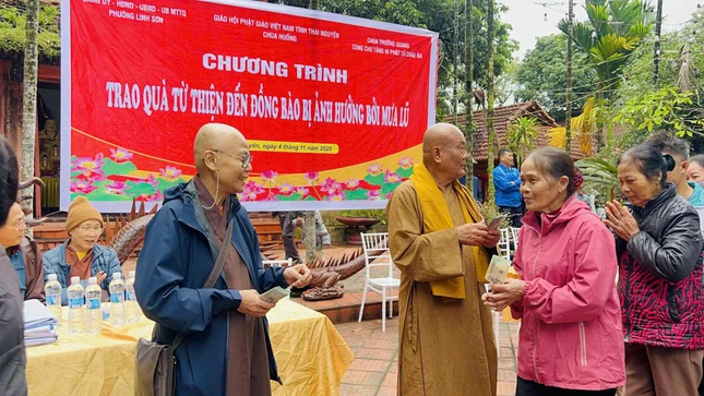 Đoàn Ban Từ thiện xã hội Báo Giác Ngộ trao quà đến bà con vùng bão lũ