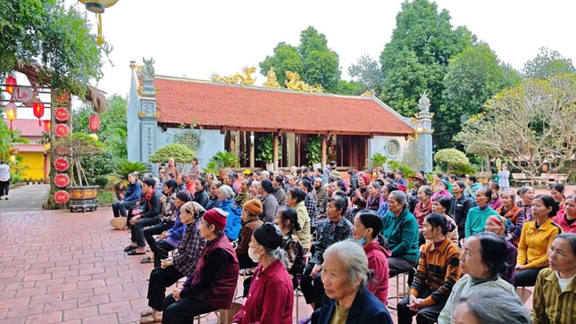 Bà con trong vùng bão lũ tỉnh Thái Nguyên đến điểm nhận quà của Ban Từ thiện xã hội Báo Giác Ngộ