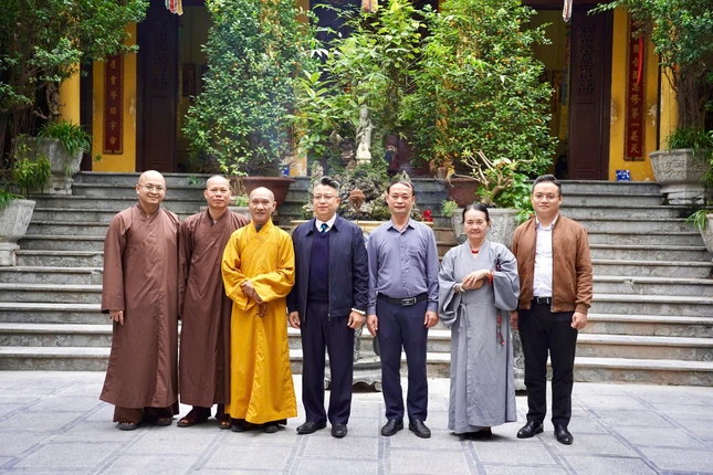 Phái đoàn chụp ảnh lưu niệm trước chùa Quán Sứ