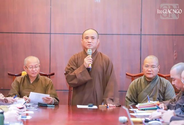 Thượng tọa Thích Tâm Hải chủ trì buổi họp