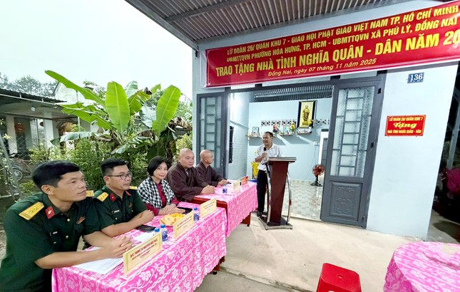 Đại diện các đơn vị tham dự buổi bàn giao Nhà tình nghĩa quân - dân năm 2025 - ẢNh: CTV