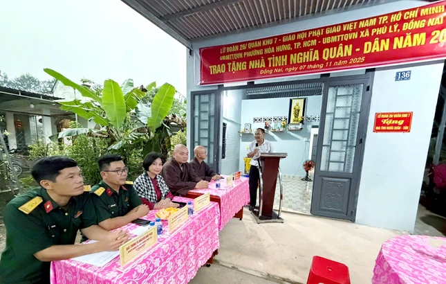 Đại diện các đơn vị tham dự buổi bàn giao Nhà tình nghĩa quân - dân năm 2025 - ẢNh: CTV