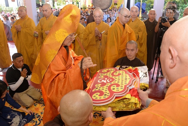 Trưởng lão Hòa thượng Thích Minh Thông chứng minh, thực hiện nghi thức đề phan vị