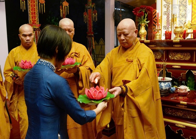 Bà Trần Thanh Ngọc, Chủ tịch Ủy ban MTTQVN P.Hòa Hưng tiếp nhận ngọn lửa từ Hòa thượng Thích Lệ Trang