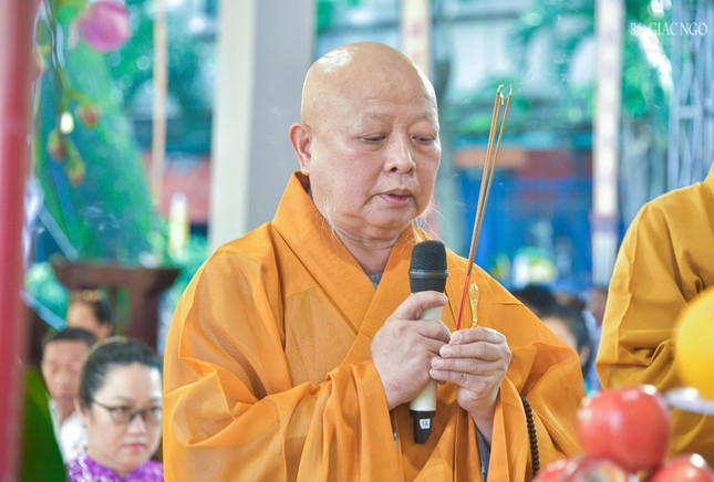 Hòa thượng Thích Lệ Trang dâng hương tưởng niệm anh linh chư vị anh hùng, liệt sĩ, chiến sĩ, đồng bào đã an táng tại Nghĩa trang Đô Thành cũ