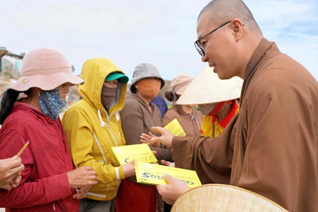 Đại đức Thích Minh Phúc thăm hỏi và trao quà đến bà con vùng bão lũ miền Trung