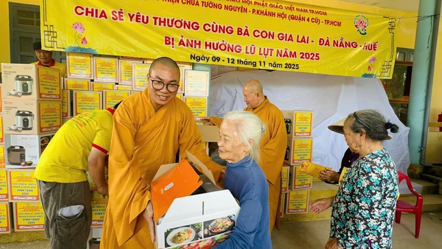 Đoàn Ban Từ thiện xã hội Phật giáo TP.HCM và chùa Tường Nguyên chia sẻ kịp thời giúp bà con vùng bão lũ ổn định cuộc sống - Ảnh: T.N