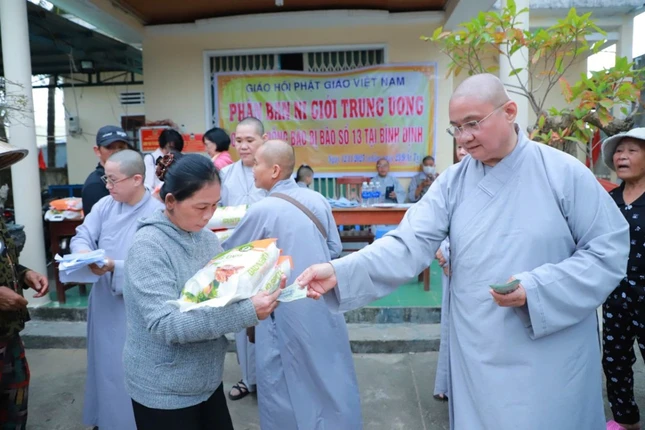 Ni sư Thích nữ Chúc Tường trao quà đến bà con vùng bão lũ tại tỉnh Quảng Ngãi