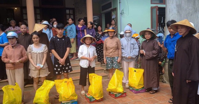Đoàn trao quà tại các địa phương bị ảnh hưởng bão lụt