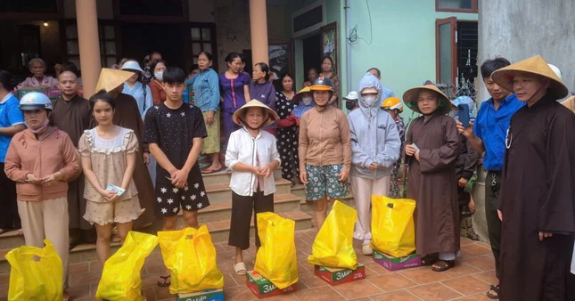 Đoàn trao quà tại các địa phương bị ảnh hưởng bão lụt