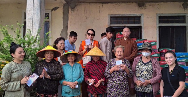 ĐOàn từ thiện chùa Vạn Phước và Pháp Vân trao quà tại TP.Huế và TP.Đà Nẵng