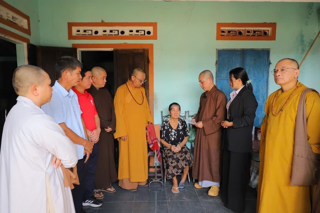 Đoàn thăm và trao quà đến hộ khó khăn tại xã Long Phụng, tỉnh Quảng Ngãi