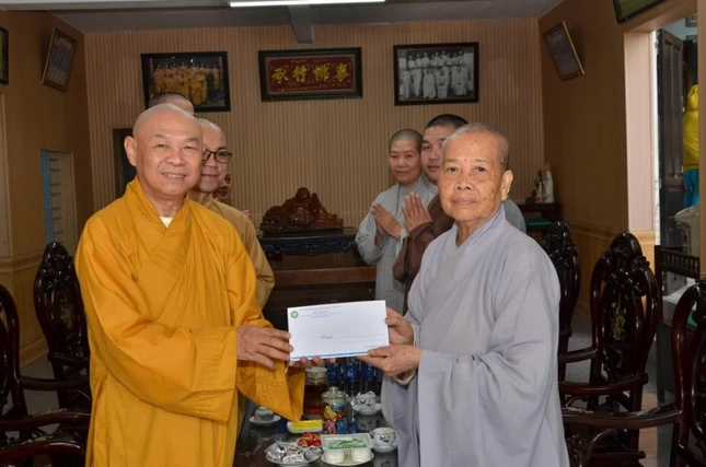 Hòa thượng Thích Từ Nghiêm trao hỗ trợ đến một tự viện trong vùng ngập nặng