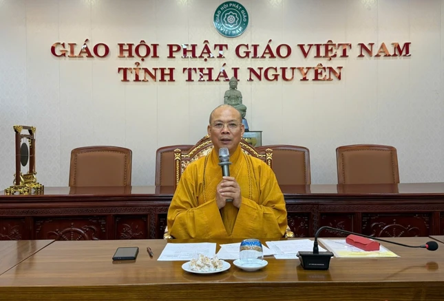 Thượng tọa Thích Nguyên Thành chủ trì buổi họp