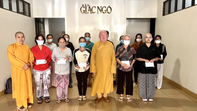 Hòa thượng Thích Duy Trấn cùng Ni sư Thích nữ Thông Liên trao quà đến các bệnh nhân có hoàn cảnh đặc biệt khó khăn - Ảnh: BTTXH BGN
