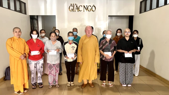 Hòa thượng Thích Duy Trấn cùng Ni sư Thích nữ Thông Liên trao quà đến các bệnh nhân có hoàn cảnh đặc biệt khó khăn - Ảnh: BTTXH BGN