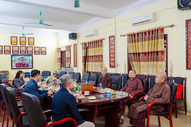 Đại diện Ban Giám hiệu tiếp đoàn Sở Dân tộc và Tôn giáo TP.Hà Nội