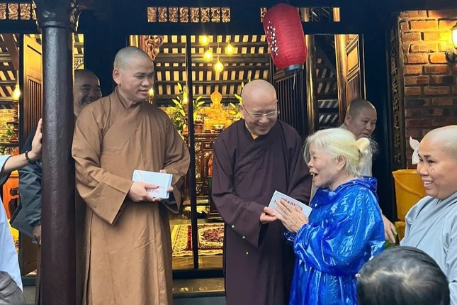 Hòa thượng Thích Khế Chơn cùng Thượng tọa Thích Thiện Thông trao quà đến bà con, tại tịnh thất Long Minh (P.Kim Long)