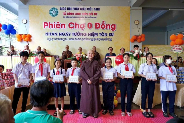 Đại đức Thích Huệ Thảo trao 20 phần học bổng cho các em học sinh hiếu học
