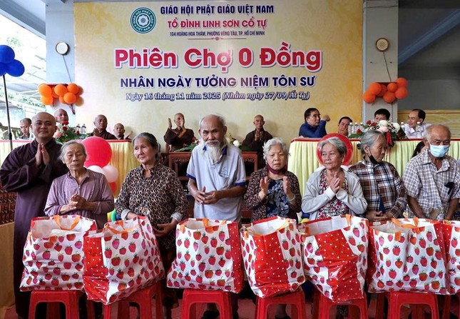 Đại đức Thích Huệ Thảo trao quà đến bà con khó khăn, tại Phiên chợ 0 đồng