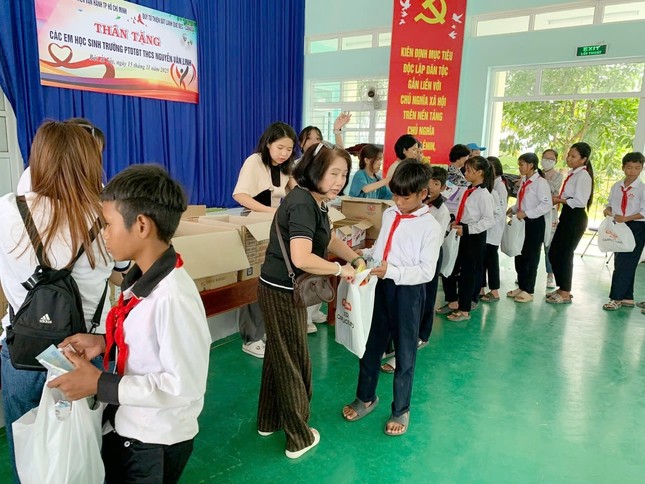 Đoàn trao quà cho học sinh