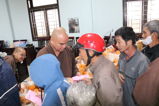Thượng tọa Thích Tĩnh Triệt trao quà đến các gia đình khó khăn tại TP.Huế