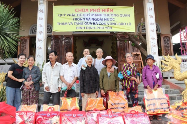 Đoàn trao quà đến bà con khó khăn vùng bão lũ