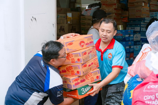 Chuyển thực phẩm đến bà con vùng bão lũ miền Trung