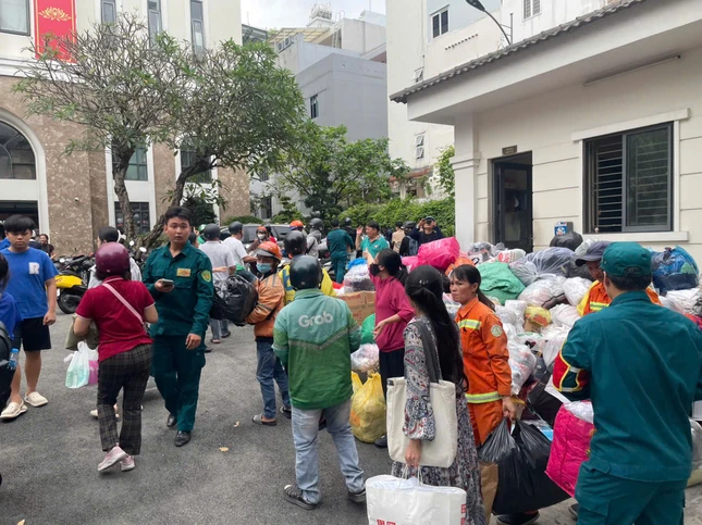 Người dân TP.HCM gởi quà đến bà con vùng bão lũ Người dân TP.HCM gởi quà đến bà con vùng bão lũ