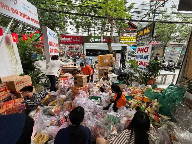 Bà con TP.Đà Nẵng tiếp nhận đồ cứu trợ để gửi vào vùng lũ Phú Yên cũ